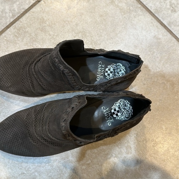 New! Vince Camuto Palmina Perforated Suede Ankle Boots 9 Booties - Picture 4 of 7